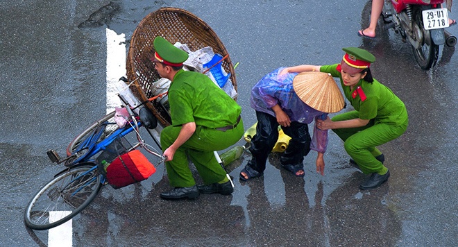 Net dep nguoi chien si Cong an Ha Noi qua trien lam anh hinh anh