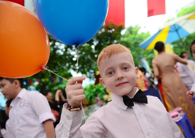 Cau be Tay dang yeu tai le khai giang truong VIP Ha Noi hinh anh