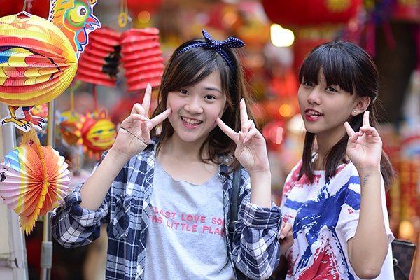 Nu sinh Ha thanh xinh xan tren pho Trung thu hinh anh