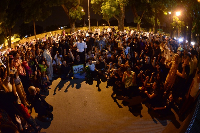 Hang ngan nguoi ho vang truoc nha Dai tuong trong dem hinh anh