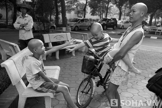 Cuoc song hien tai cua gia dinh 'me dien' qua anh hinh anh