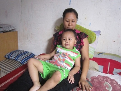 Me tre bi bao hanh nghi viec cham con hinh anh