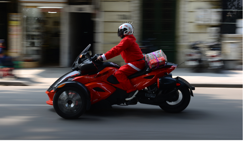 Ong gia Noel cuoi moto 600 trieu giua Ha Noi hinh anh