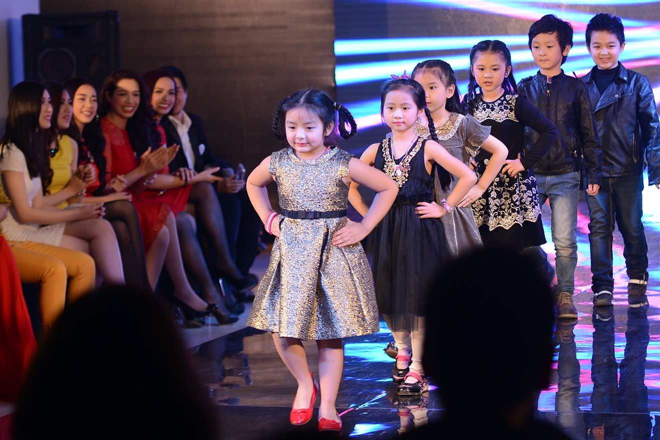 Con gai Thuy Hang dien thoi trang tren san catwalk hinh anh