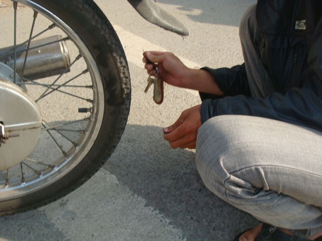 Un tac giao thong vi rai dinh tren cau Rach Chiec hinh anh