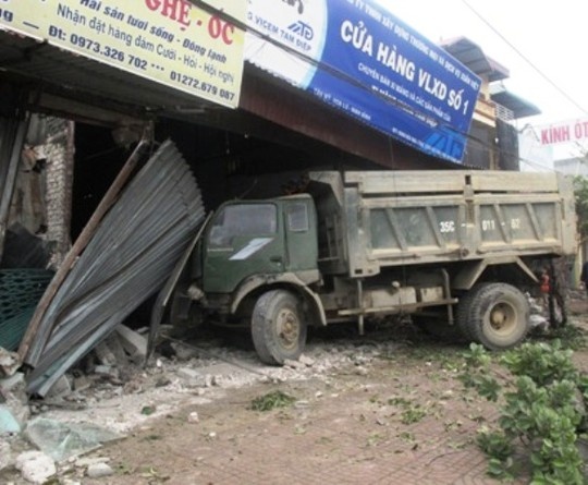 Xe tai dam lien tiep 5 nha dan, 1 phu nu mang thai bi thuong hinh anh