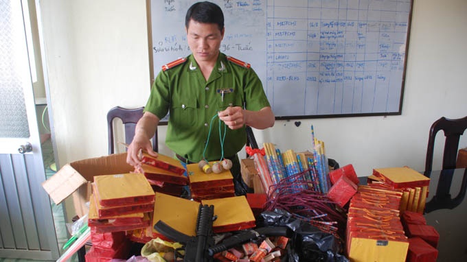 Thu giu phao no va do choi Trung Quoc nguy hiem hinh anh