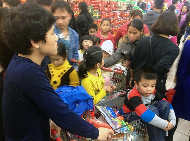 Hai khung canh mua sam trai nguoc ngay can Tet hinh anh