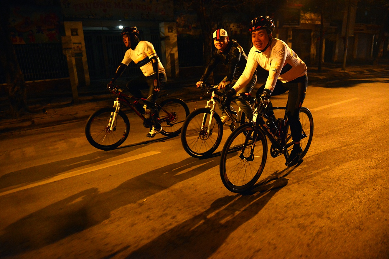 Nguoi Ha Noi dap xe dieu hanh quanh ho Guom sang mung 1 Tet hinh anh