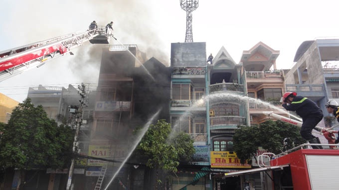 Chay rui nha 4 tang sang mung 5 Tet hinh anh