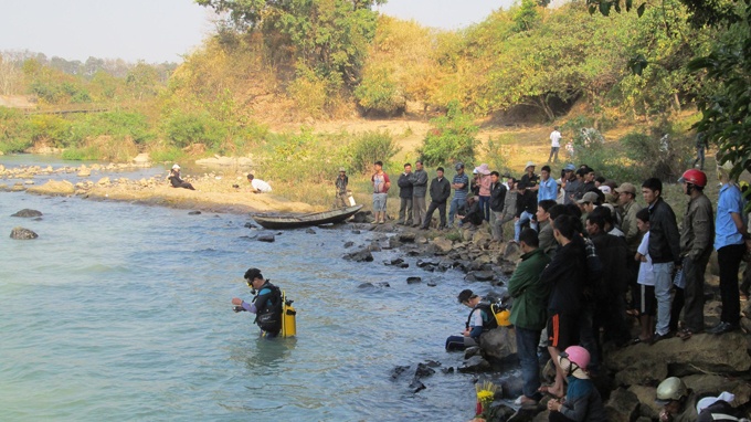 Hai sinh vien chet duoi khi tam thac nuoc hinh anh