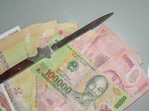 Bat nhom con do cuop song bac ngay Tet hinh anh