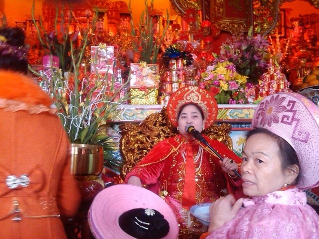 'Dai gia' hau dong mo tiec 2.000 mam co mien phi o Hai Duong hinh anh