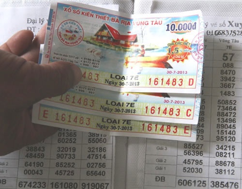 Doi vo chong bai san vi... vay tien choi ve so hinh anh