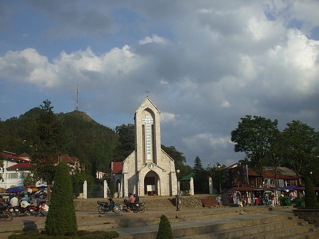 Bat 7 can bo huyen Sa Pa hinh anh