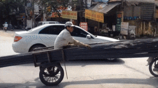 Xe may cho cong kenh 'lam xiec' tren pho hinh anh