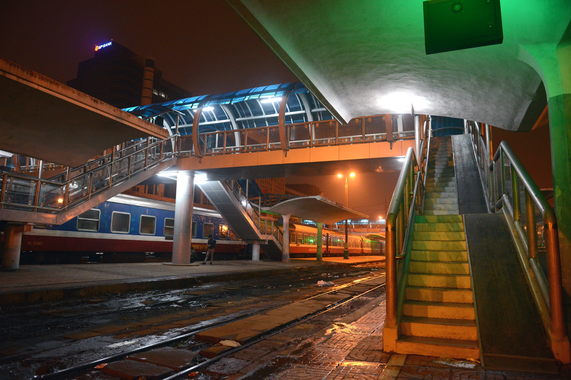 Dien mao moi o ga Ha Noi hinh anh