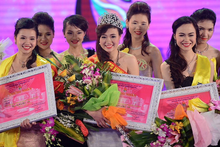 Nguoi dep Kinh Bac khoe sac trong dem chung ket hinh anh