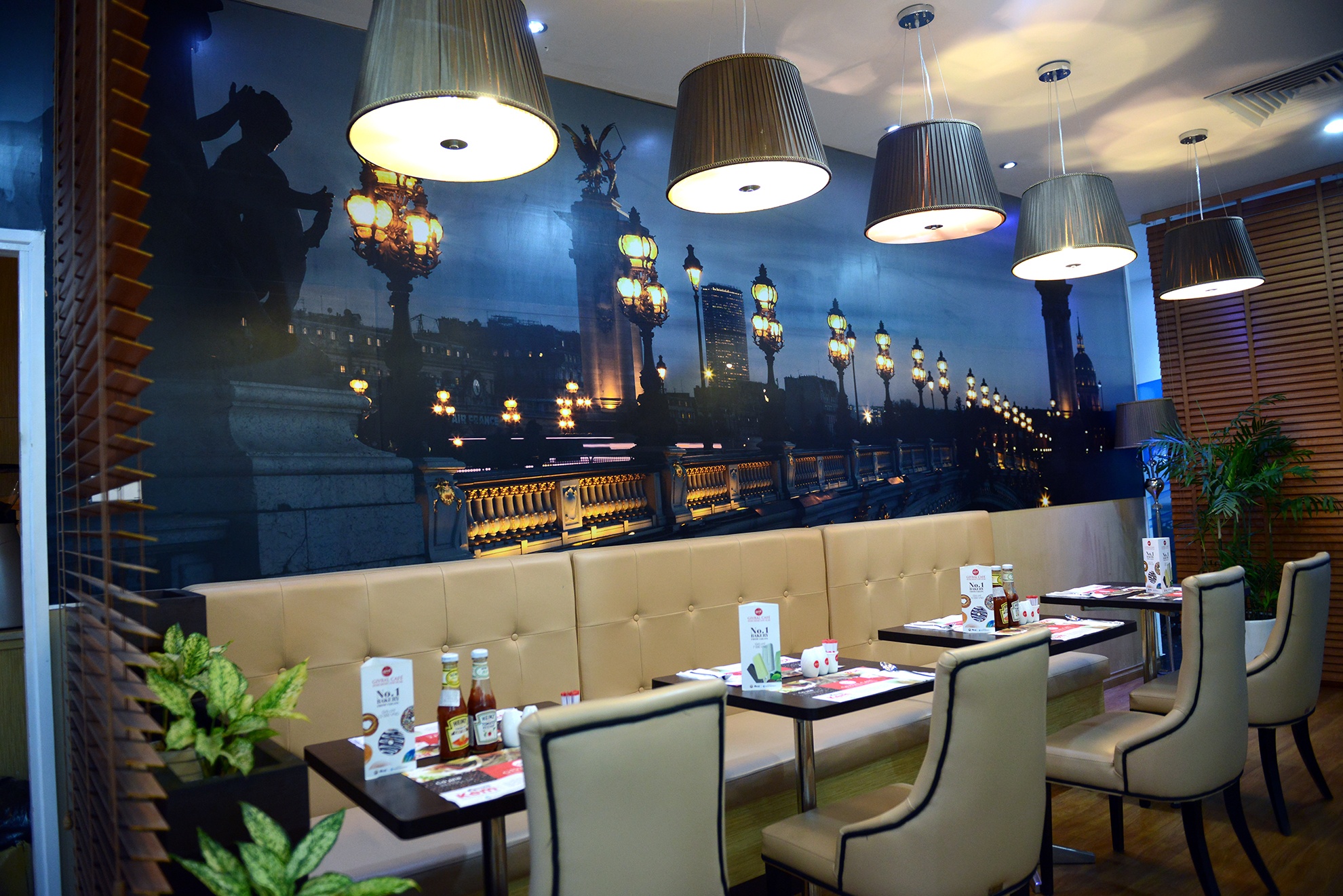 Chuoi ca phe phong cach Phap hon 60 nam tuoi tai Viet Nam hinh anh