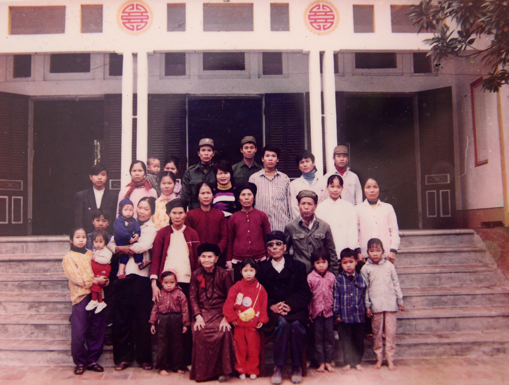 Bức ảnh chụp gia đình cụ Chạo cách đây 20 trước ngôi nhà cũ. Trong ảnh có em chồng cụ, vợ chồng con trai (ông Thăng), hai người con gái cùng các cháu chắt.