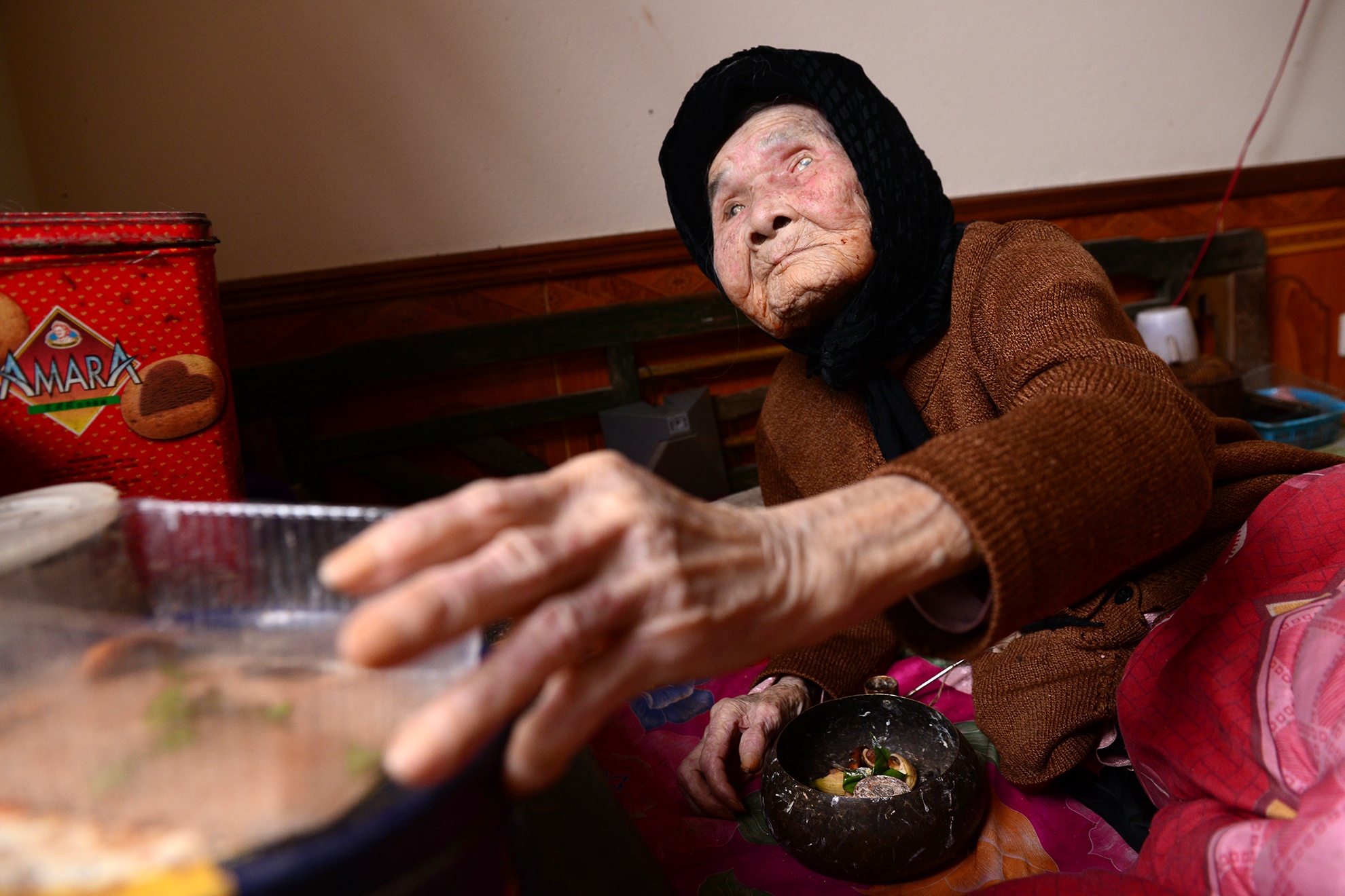 Hơn mười năm nay mắt cụ đã kém hẳn không còn nhìn thấy gì, tai nghe cũng đã kém nhưng cụ luôn muốn tự mình làm mọi việc mà không cần nhờ đến con cháu. Ấm nước, khay trầu cau hay đồ đạc được đặt ở đầu giường, cụ cần làm gì chỉ lần tay một lần là thấy.