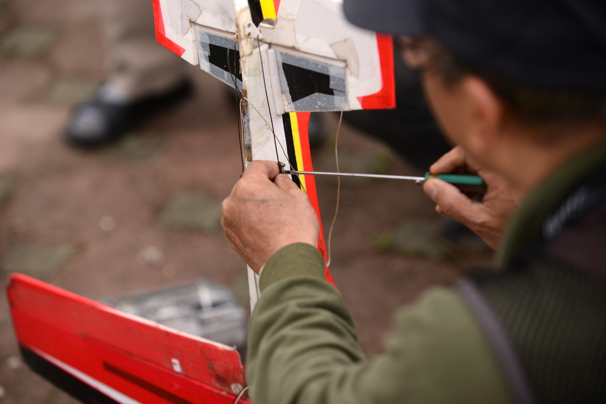 Hiện nay những chiếc máy bay của bác Trân đều được tự làm bằng xốp xây dựng mỏng nhẹ và bền. Các mảnh xốp được cắt tỉ mỉ, sơn màu và ghép với nhau bằng băng dính, vít nối nhỏ.