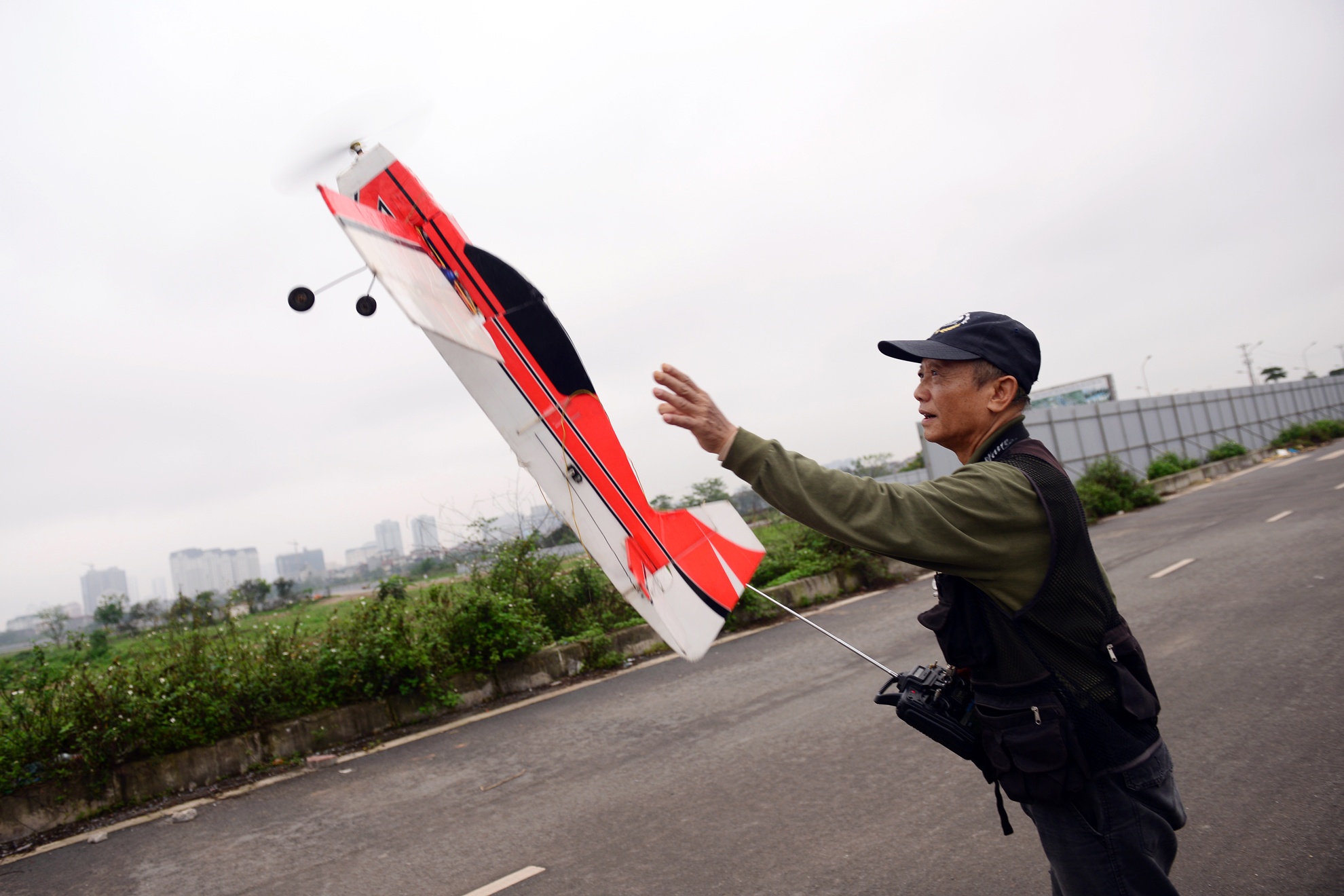 Ong gia 71 tuoi nghien choi may bay tu che hinh anh