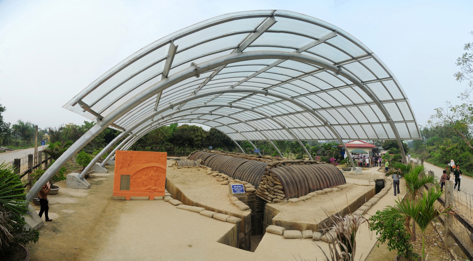 Xay nha kinh che ham Do Cat, xe tang o Dien Bien Phu hinh anh