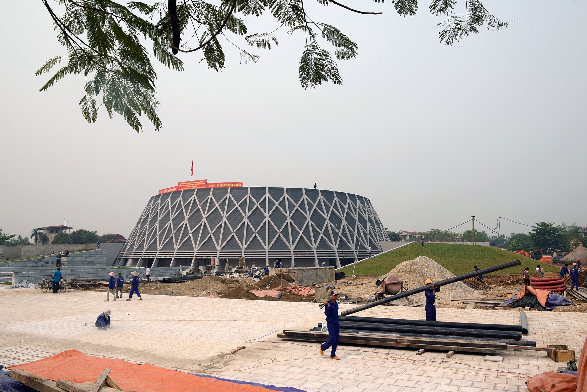 Bên cạnh đó, năm 2013 Tỉnh Điện Biên cũng đã cho xây mới Bảo tàng với quy mô có thể trưng bày hàng nghìn hiện vật lớn nhỏ, kể cả xác máy bay, đại pháo 105 ly. Công trình sẽ khánh thành giai đoạn đầu để kịp trưng bay phục vụ dịp Lễ kỷ niệm 60 năm chiến thắng Điện Biên Phủ và hoàn thiện vào năm 2016.