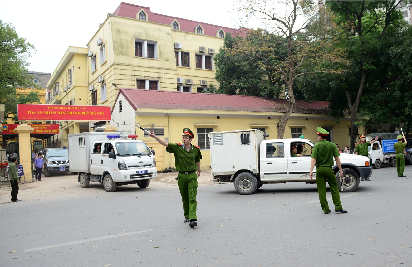 Gần 11h, xét thấy một số vấn đề chuyên môn, không thể giải quyết được tại tòa, HĐXX quyết định trả hồ sơ. Những người dự khán vỗ tay, hai bị cáo được áp tải lại về trại tạm giam chờ tiếp tục điều tra lại vụ án.