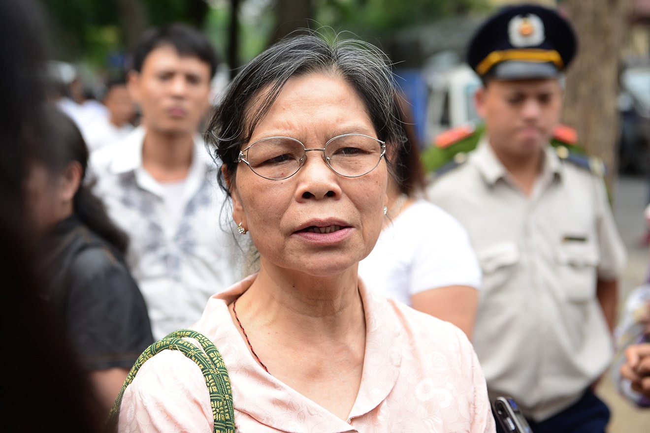 Bà Nguyễn Thị Hiền (mẹ nạn nhân Huyền) hi vọng cơ quan chức năng thẩm tra lại đầy đủ, khách quan rồi tiếp tục mở lại phiên sơ thẩm.  Bài viết: http://news.zing.vn/Tra-ho-so-dieu-tra-bo-sung-vu-Cat-Tuong-post407983.html#home_featured|noibat  Nguồn Zing News