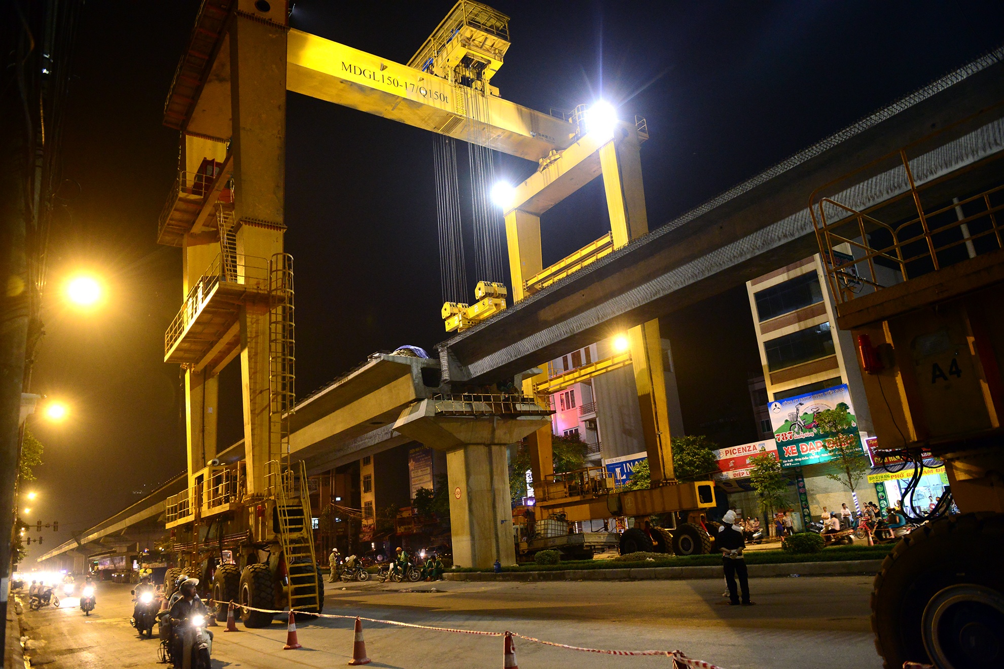 Tuyen tau dien tren cao o Ha Noi bat dau lap dam hinh anh