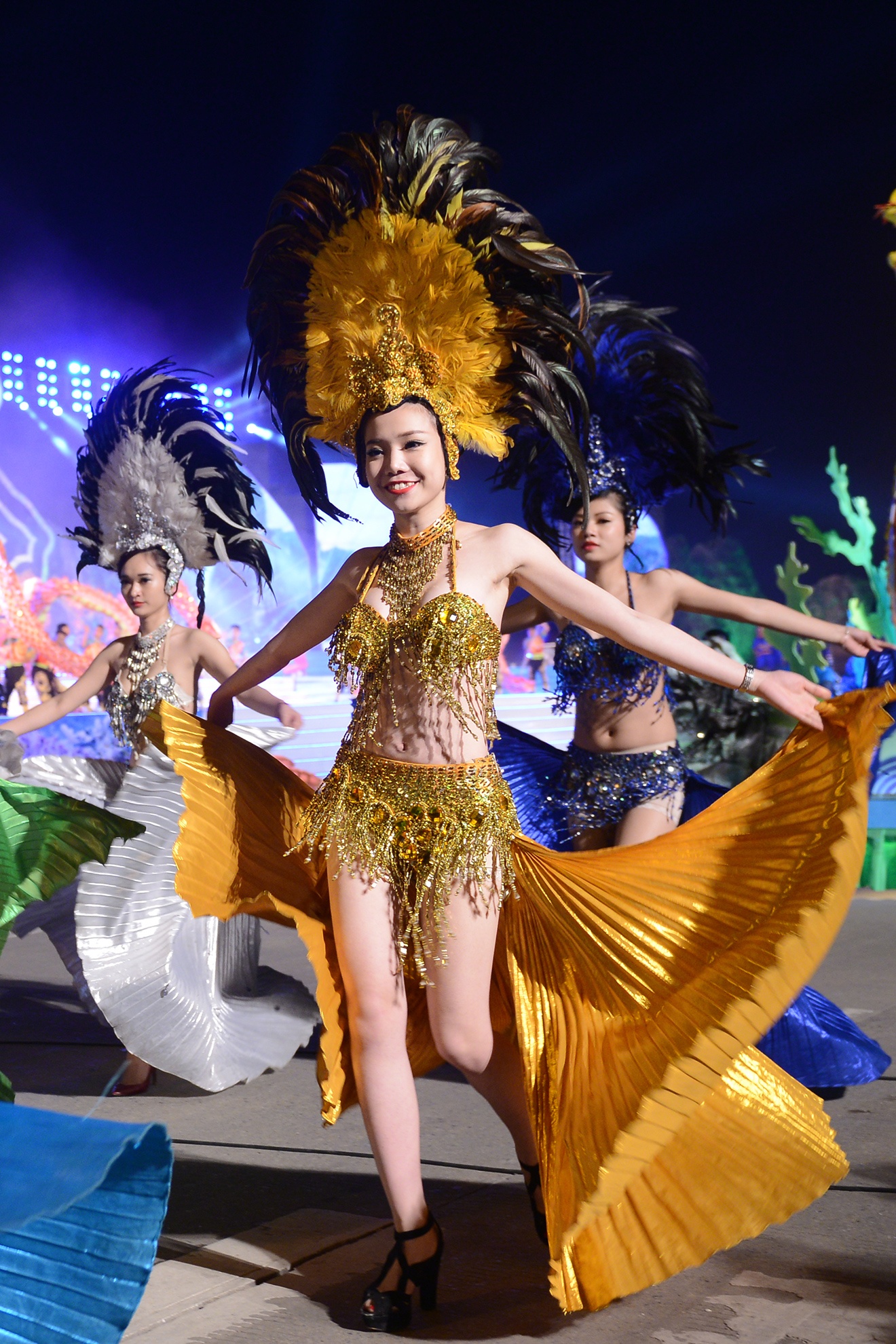 Thu hút hơn 10.000 du khách trên khán đài nhất đó là những vũ công người mẫu xinh đẹp trong các trang phục sắc màu gợi cảm đậm chất latin.