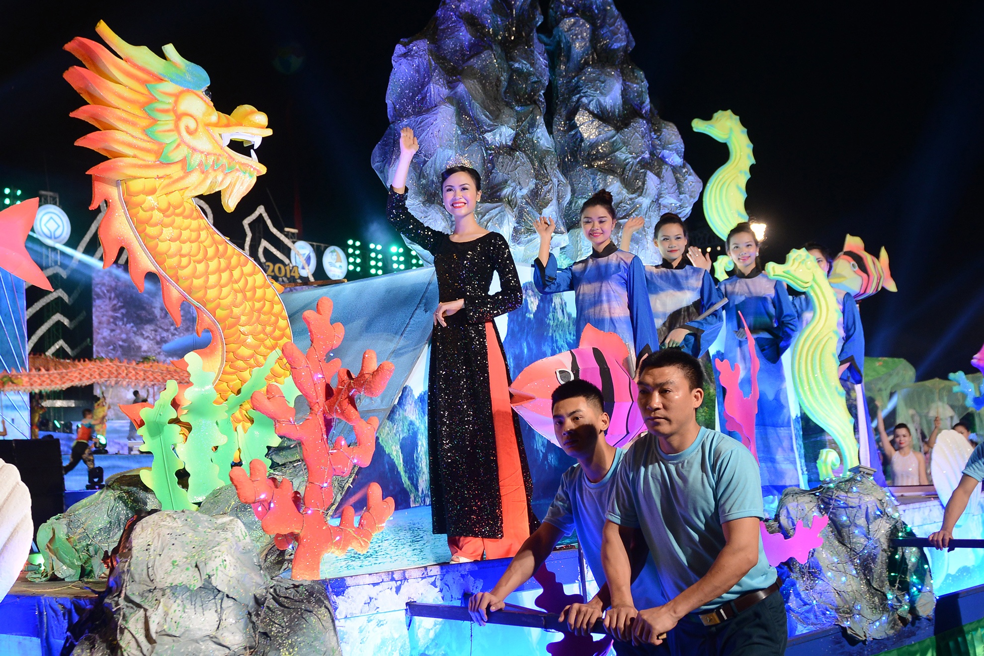 Dàn người mẫu xinh đẹp trong trang phục áo dài truyền thống Việt Nam trên xe diễu hành mang biểu tượng Vịnh Hạ Long.