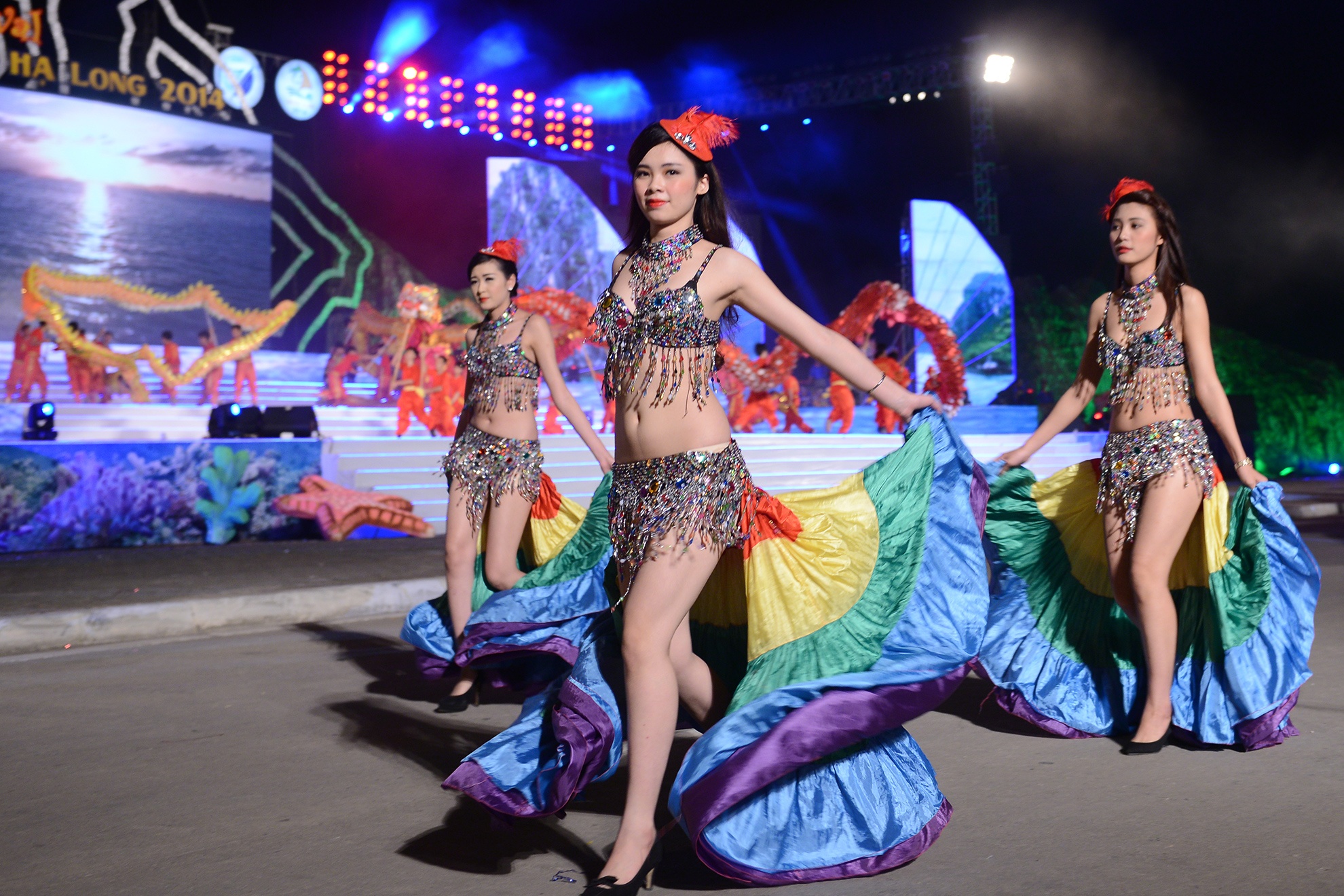 Man trinh dien boc lua cua nu vu cong Carnaval hinh anh