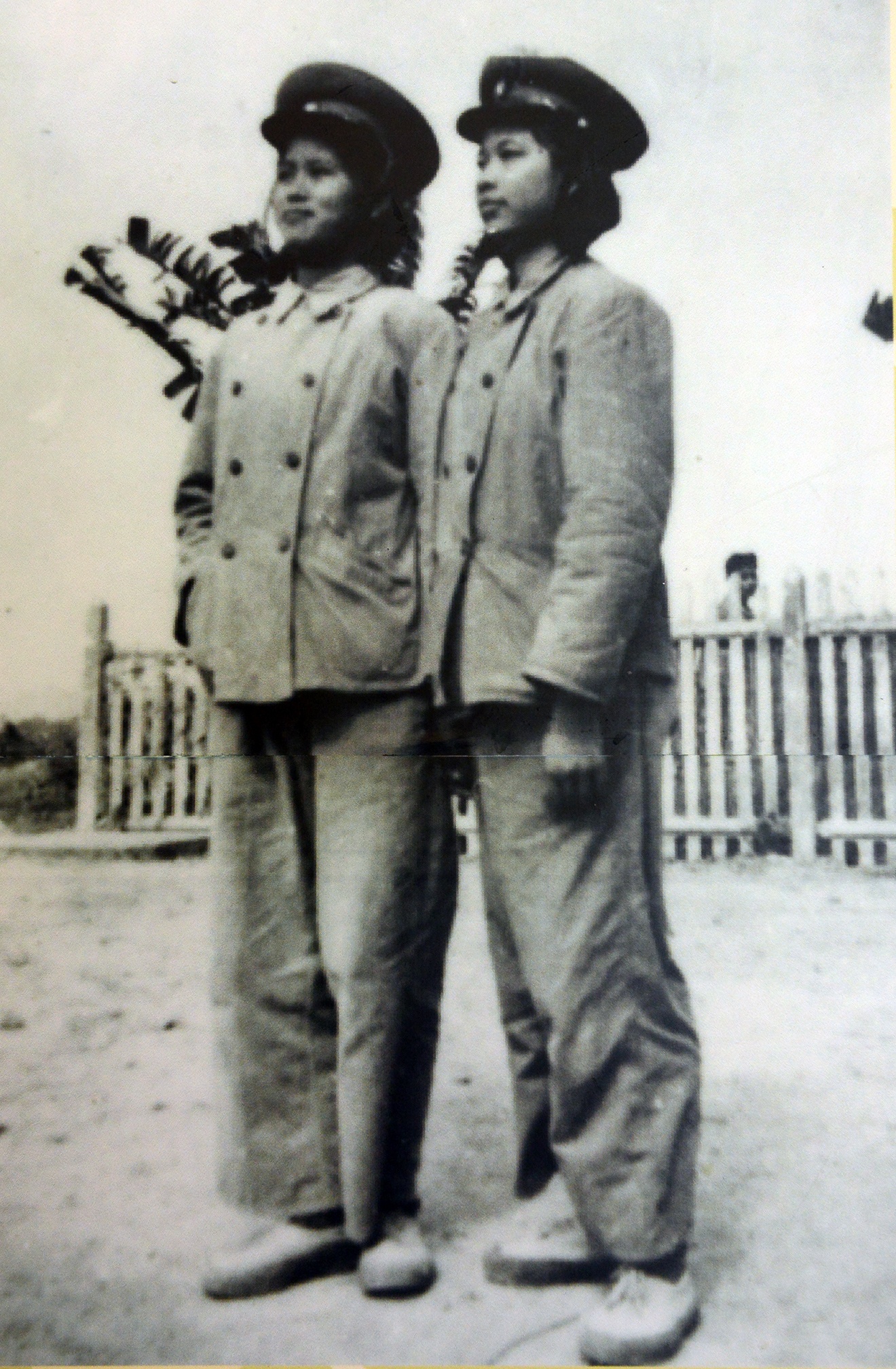 Y tá Nguyễn Thị Mai Tâm, 19 tuổi (bên trái): 