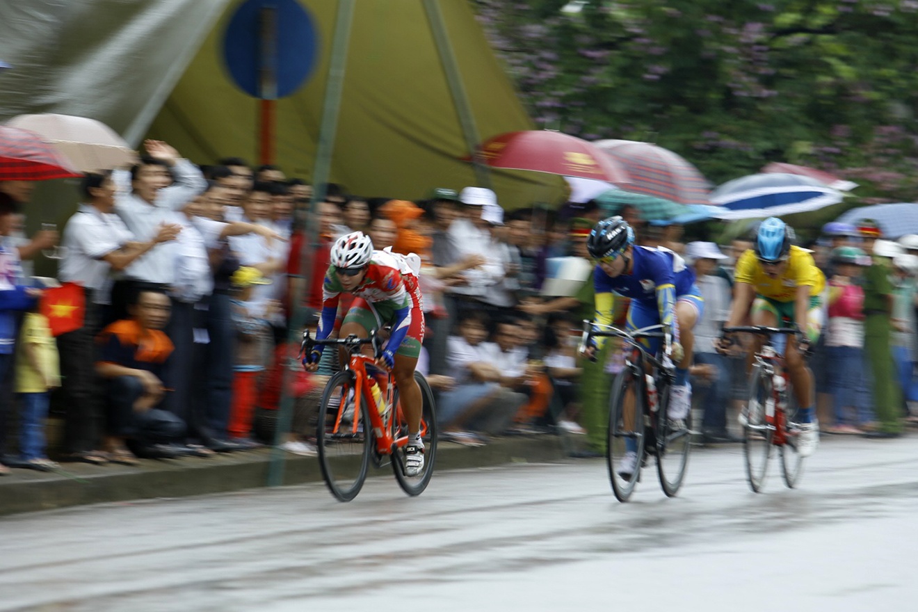 Các vận động viên nữ bắt đầu cuộc đua với 9 vòng lòng chảo tương đương 18,9 km.