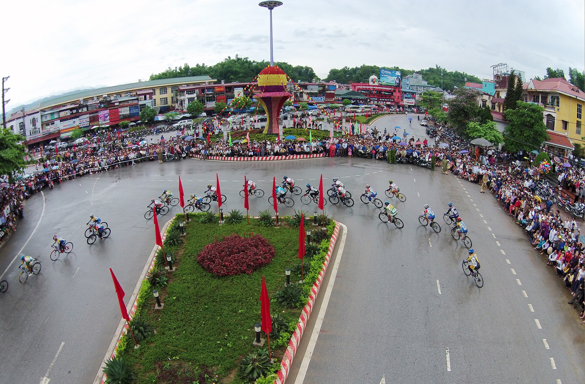 Dua xe dap quyet liet giua long chao Dien Bien Phu hinh anh