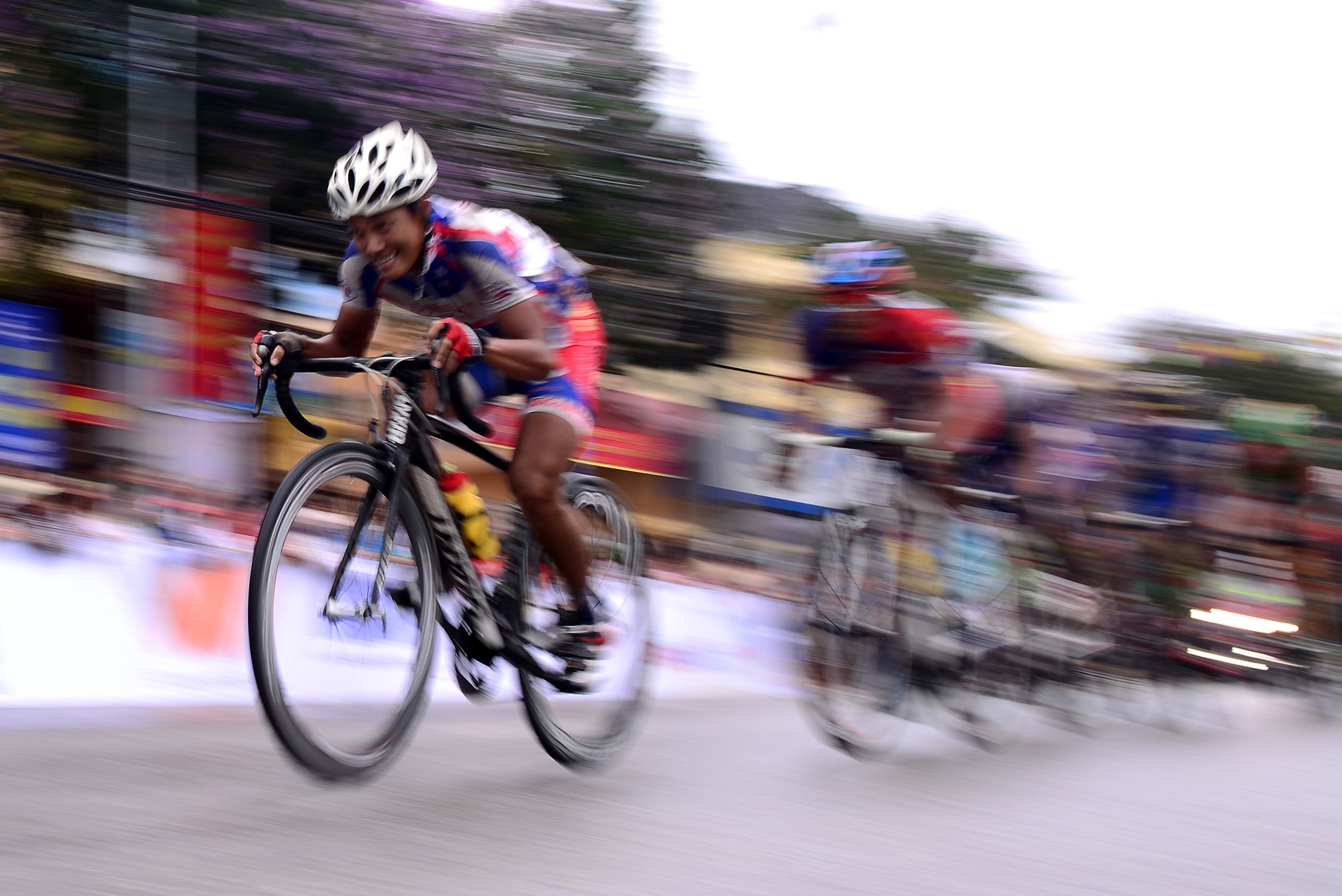 Dua xe dap quyet liet giua long chao Dien Bien Phu hinh anh