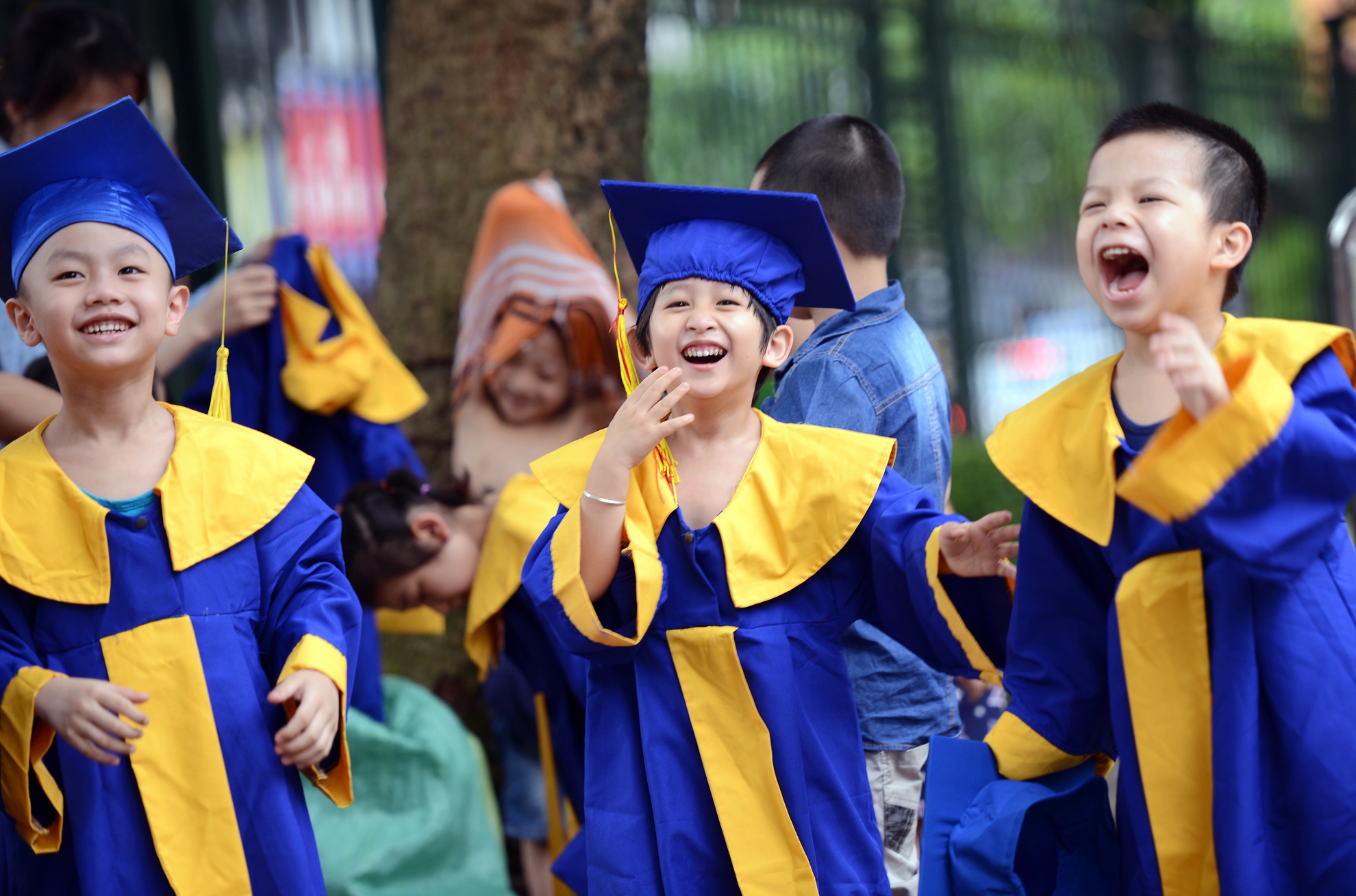 Các sĩ tử nhí hồn nhiên đùa vui trong ngày tốt nghiệp.