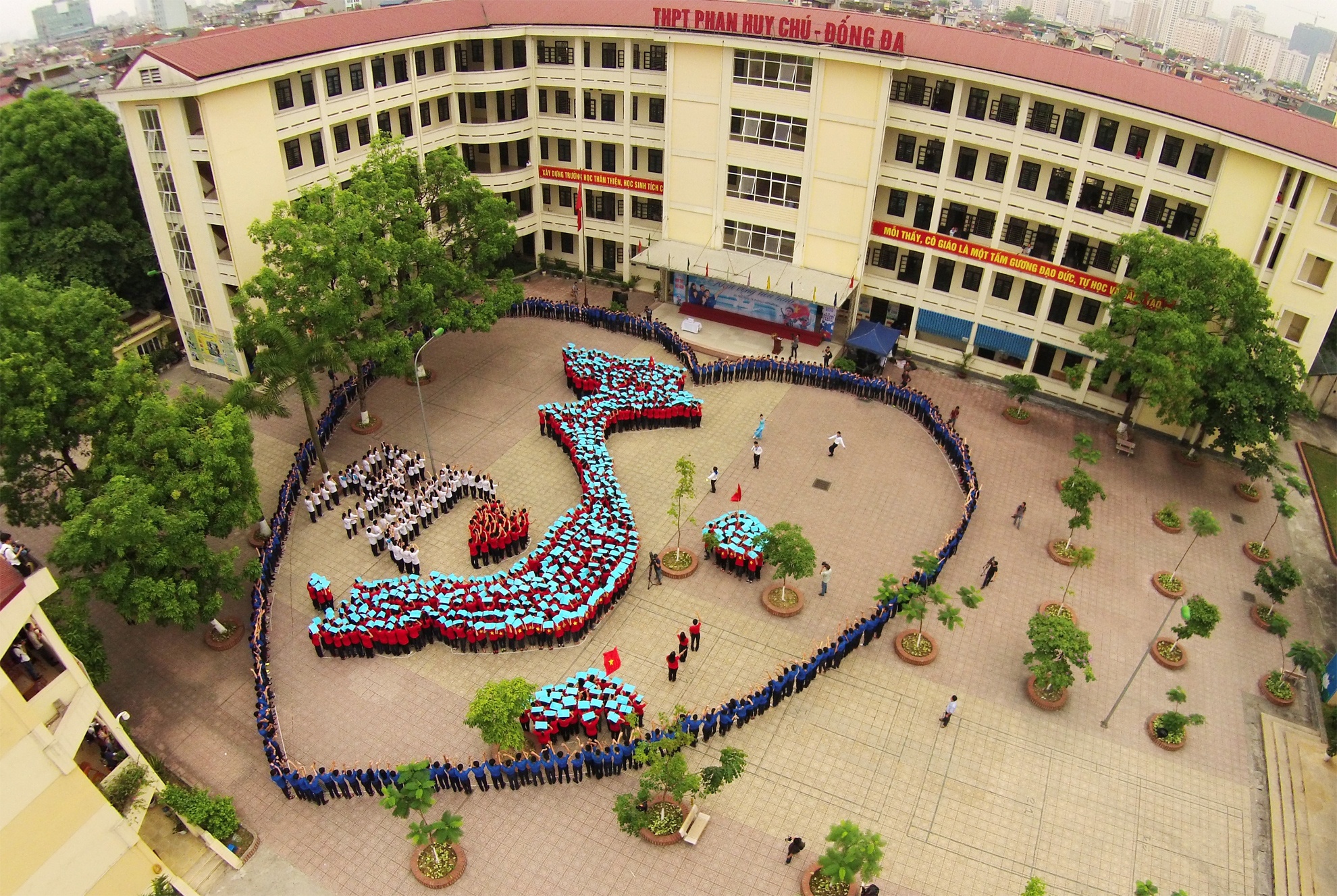 1.200 hoc sinh tai Ha Noi xep hinh ban do Viet Nam hinh anh