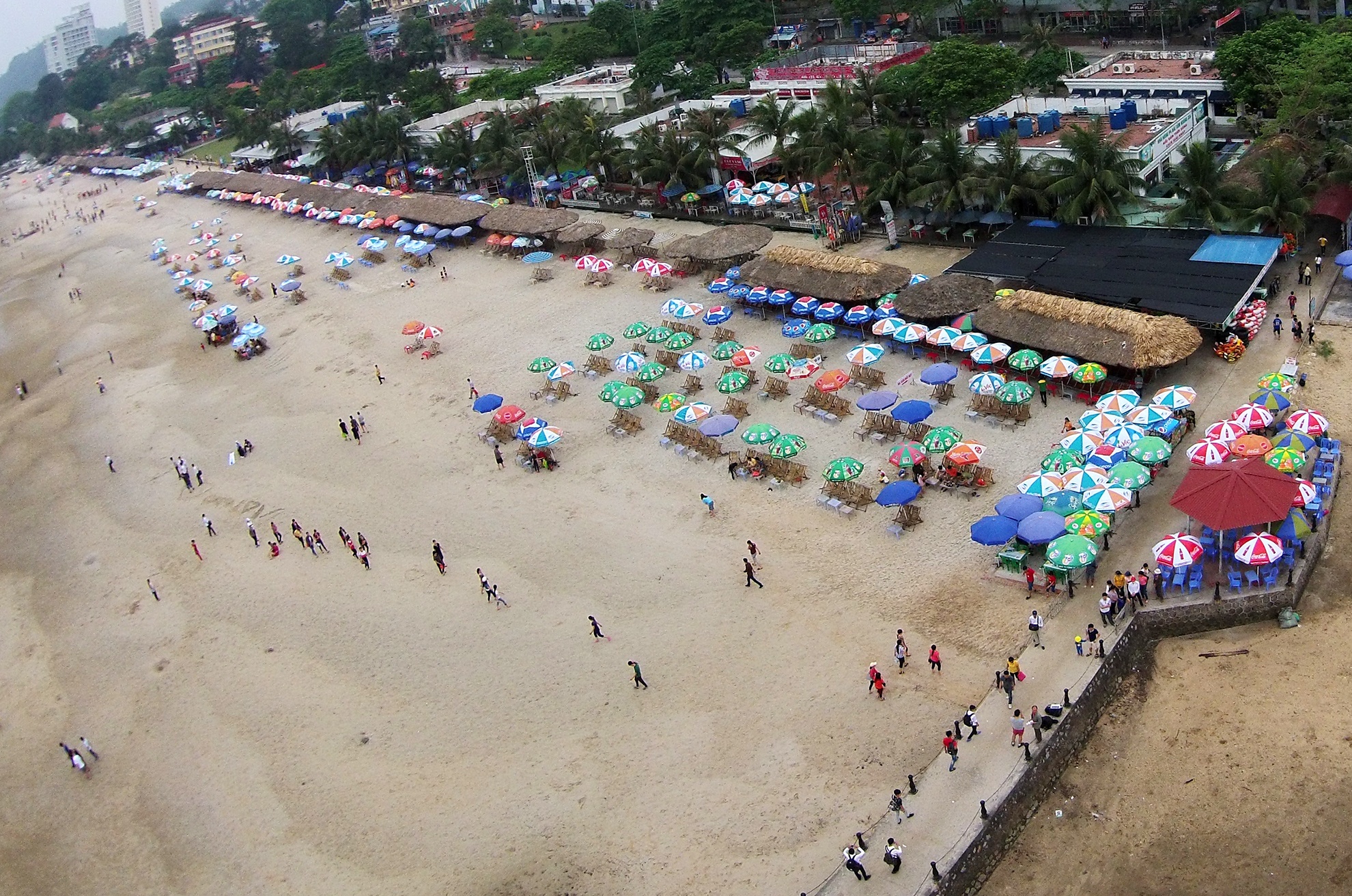 Ngay dưới phía chân cầu là bờ biển Bãi Cháy, nơi đây có một bãi tắm nhân tạo, nằm dọc Vịnh Hạ Long, bãi cát có chiều dài hơn 1000m và rộng 100m.