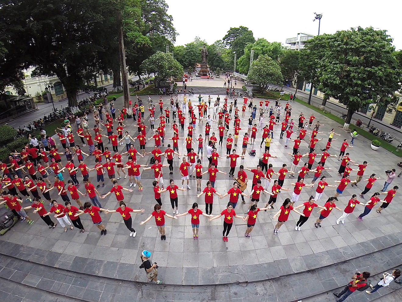 Clip gioi tre mac ao to quoc nhay flashmob nhin camera bay hinh anh