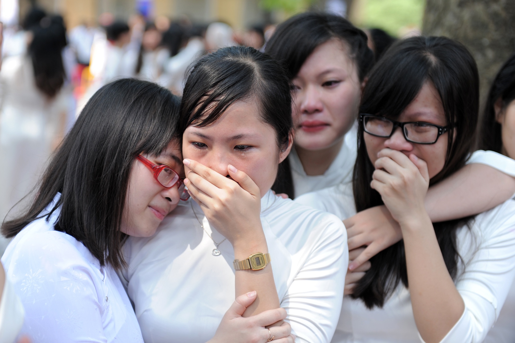 Phut chia tay trong nuoc mat cua nu sinh truong Chu Van An hinh anh