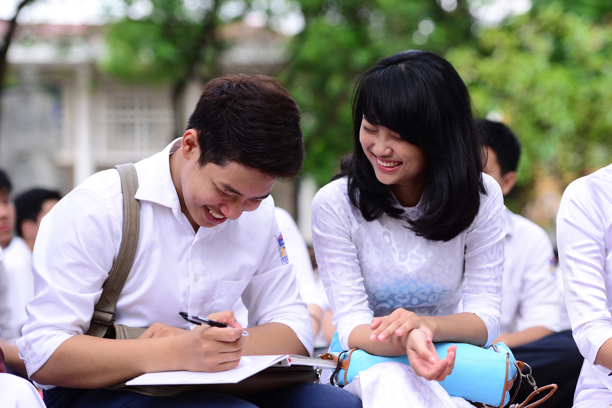 Trao nhau những dòng lưu bút vào sổ kỷ yếu niên khoá thứ 104.