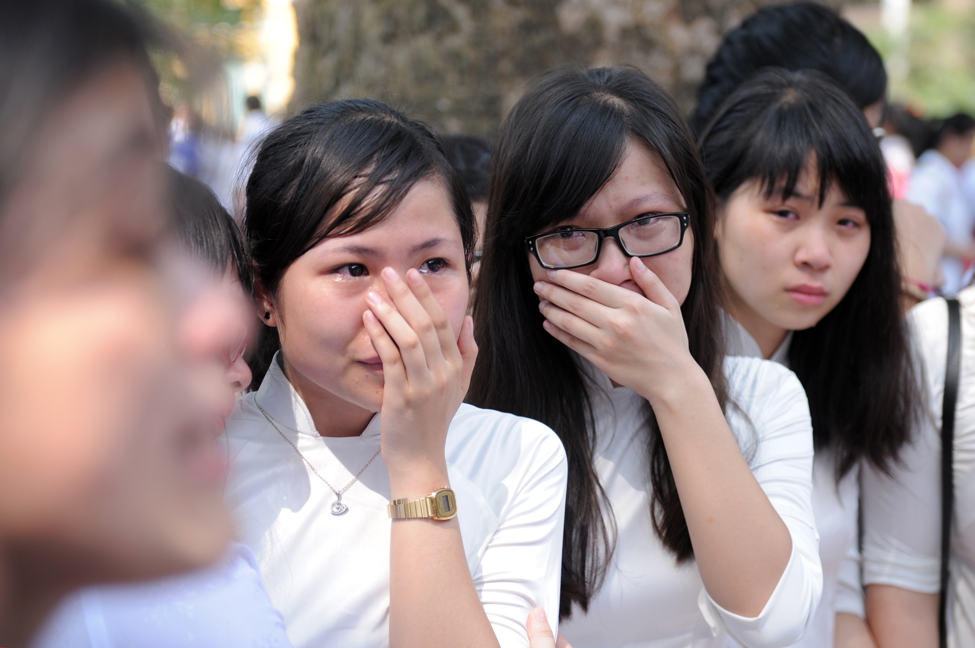 Mới phút trước vừa vui cười, đến thời điểm tiếng trống trường chia tay vang lên, những giọt nước mắt đã tuôn rơi.