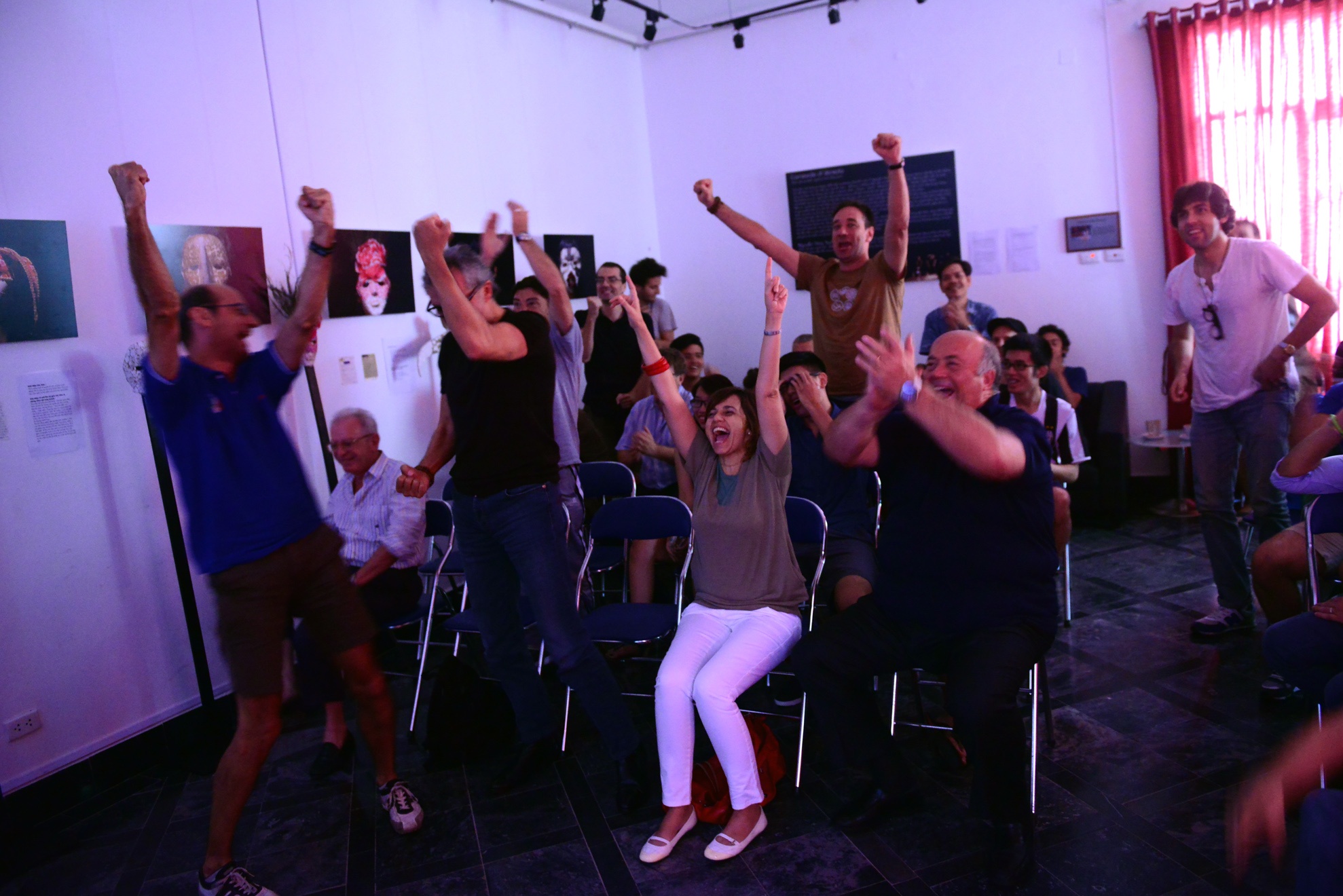 Nguoi Y an mung chien thang truoc doi tuyen Anh tai Ha Noi hinh anh