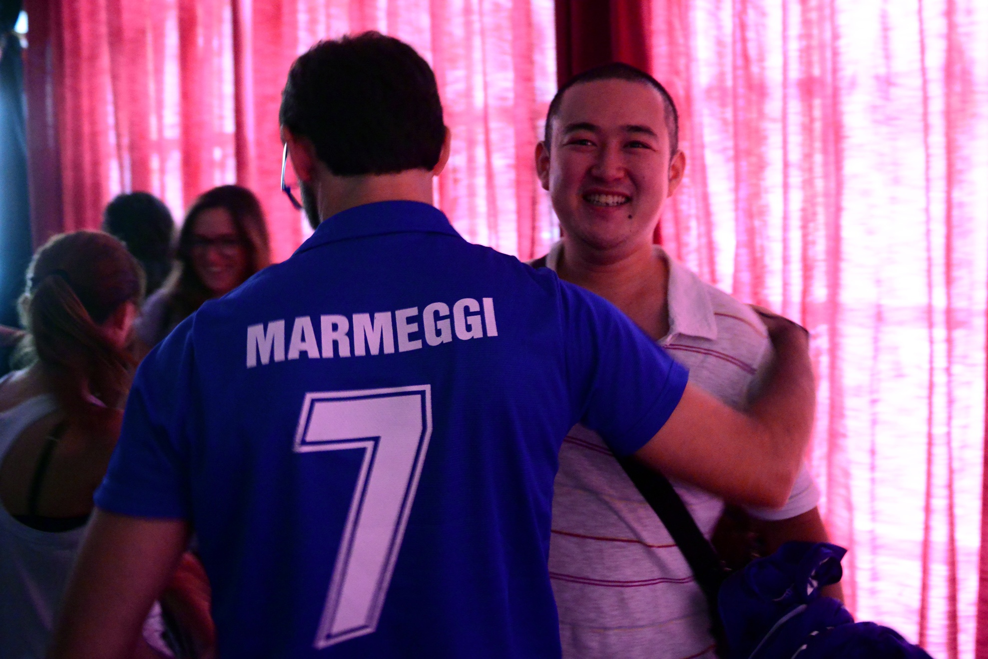 Cổ động viên người Ý chia vui cùng các cổ động viên người Việt Nam.