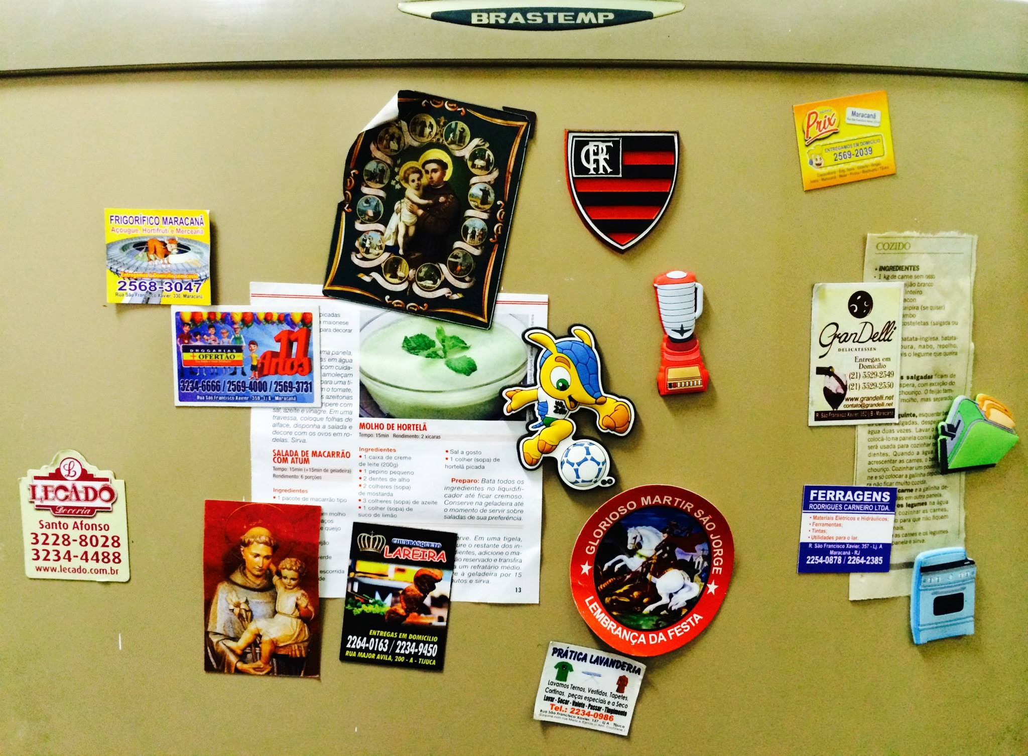 Cửa tủ lạnh của một người sùng đạo và đam mê trái bóng tròn tại Rio de Janeiro. 