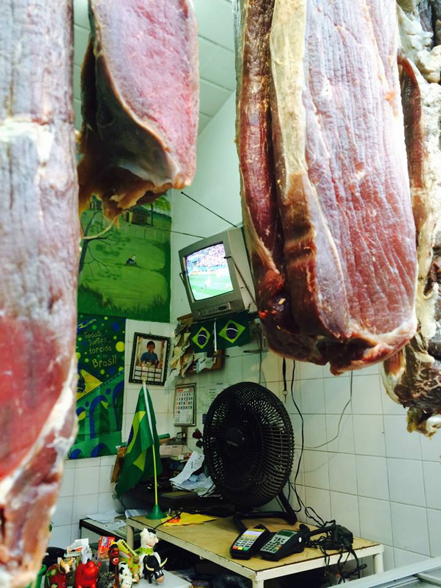 Xem World Cup qua các tảng thịt bò trong chợ Feira Nordista